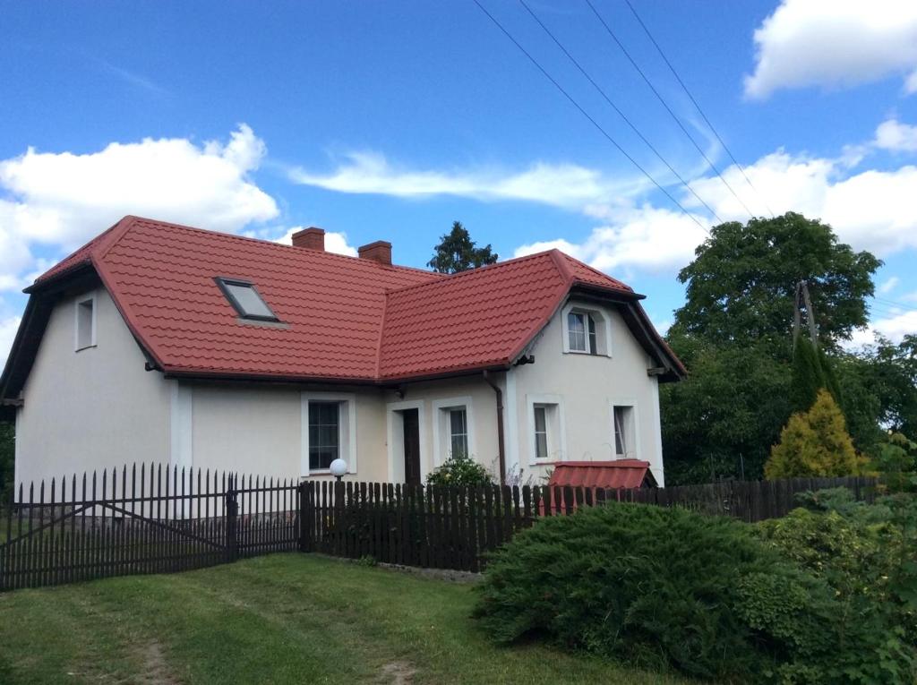 Casa blanca con techo rojo en Zielone Sioło, en Lekarty