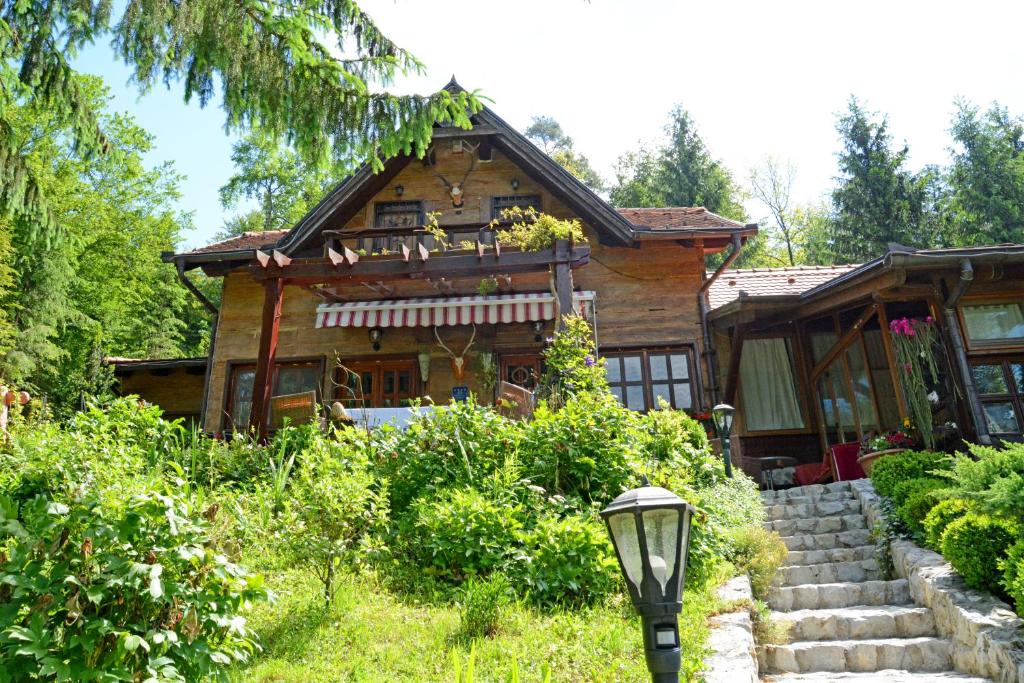 una casa de madera con una escalera delante de ella en Holiday Home Tonkina kuća en Trakošćan