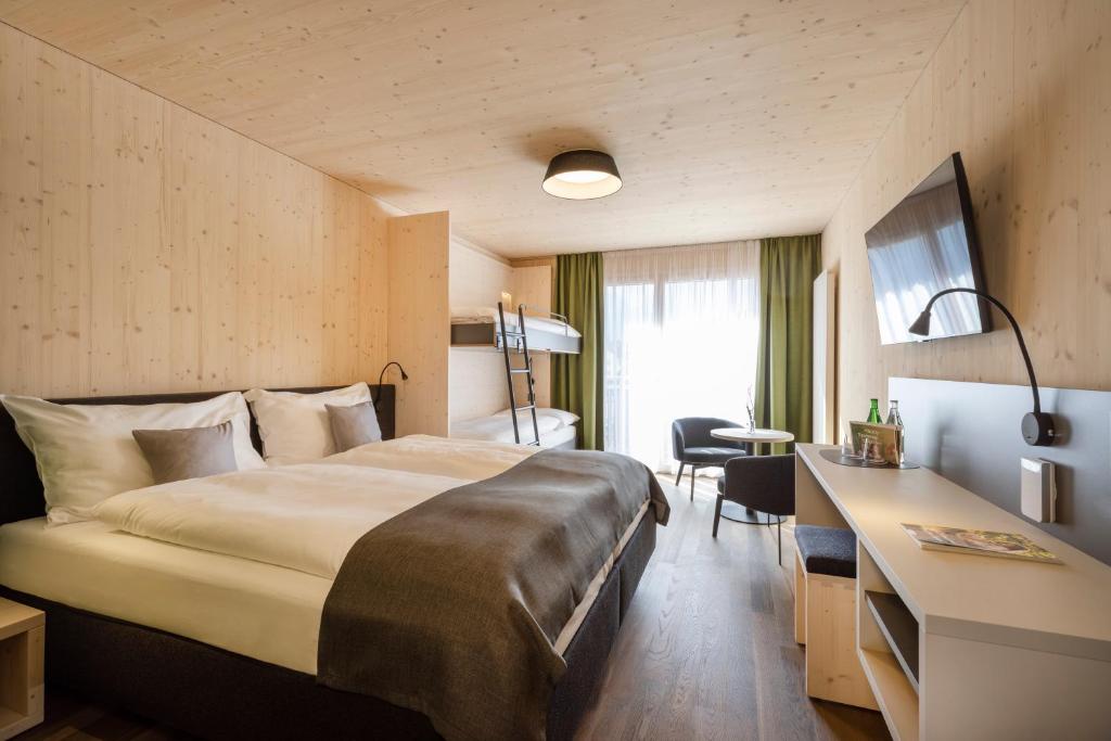 Postel nebo postele na pokoji v ubytování JUFA Hotel Savognin