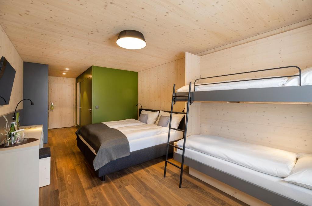 Postel nebo postele na pokoji v ubytování JUFA Hotel Savognin