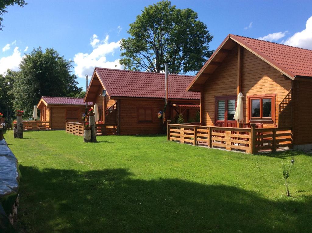 ein Blockhaus mit einem Zaun und einem Hof in der Unterkunft Blockhaus Harzblick4C in Braunlage