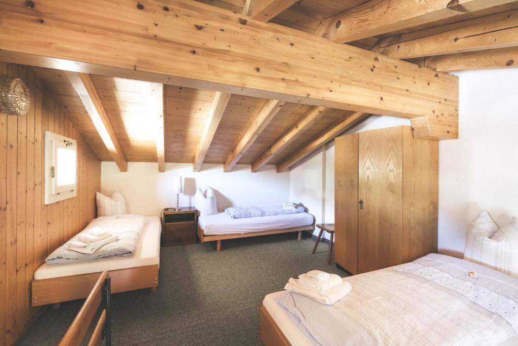 Llit o llits en una habitació de Hotel Alpina