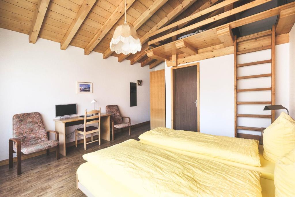 Llit o llits en una habitació de Hotel Alpina