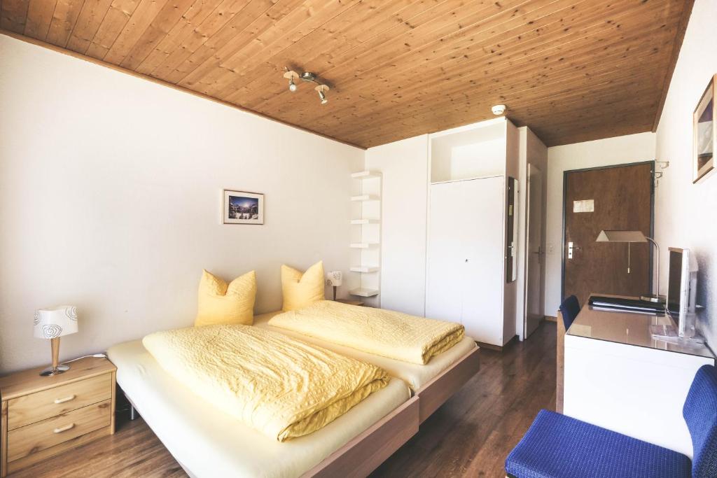 Llit o llits en una habitació de Hotel Alpina