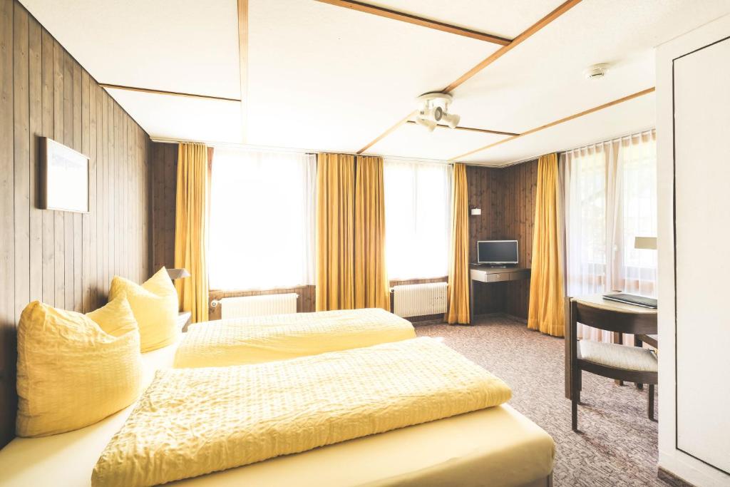 Llit o llits en una habitació de Hotel Alpina