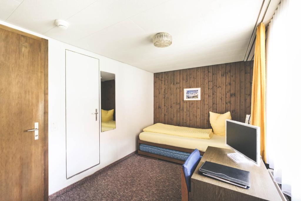 Llit o llits en una habitació de Hotel Alpina