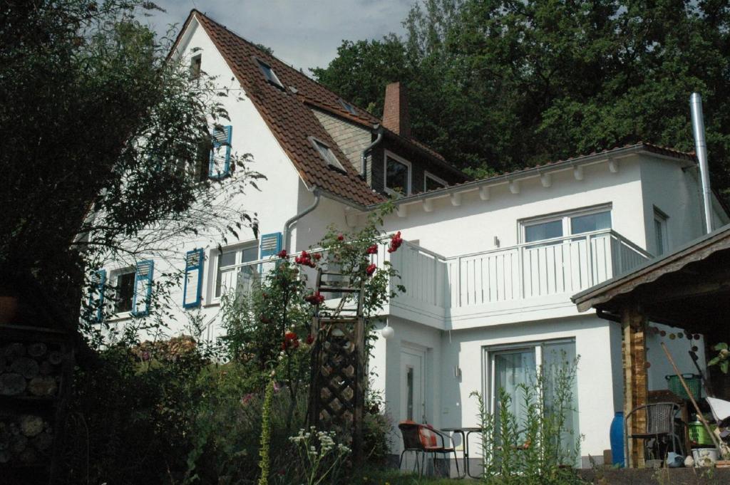 蘭河畔馬爾堡的住宿－Ferienwohnung Schewe，白色的房子,上面设有阳台