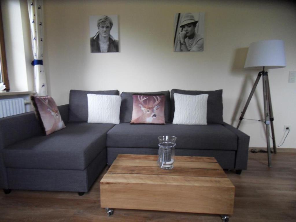 sala de estar con sofá y mesa de centro en Bergschlössl Whg 17, en Oberaudorf