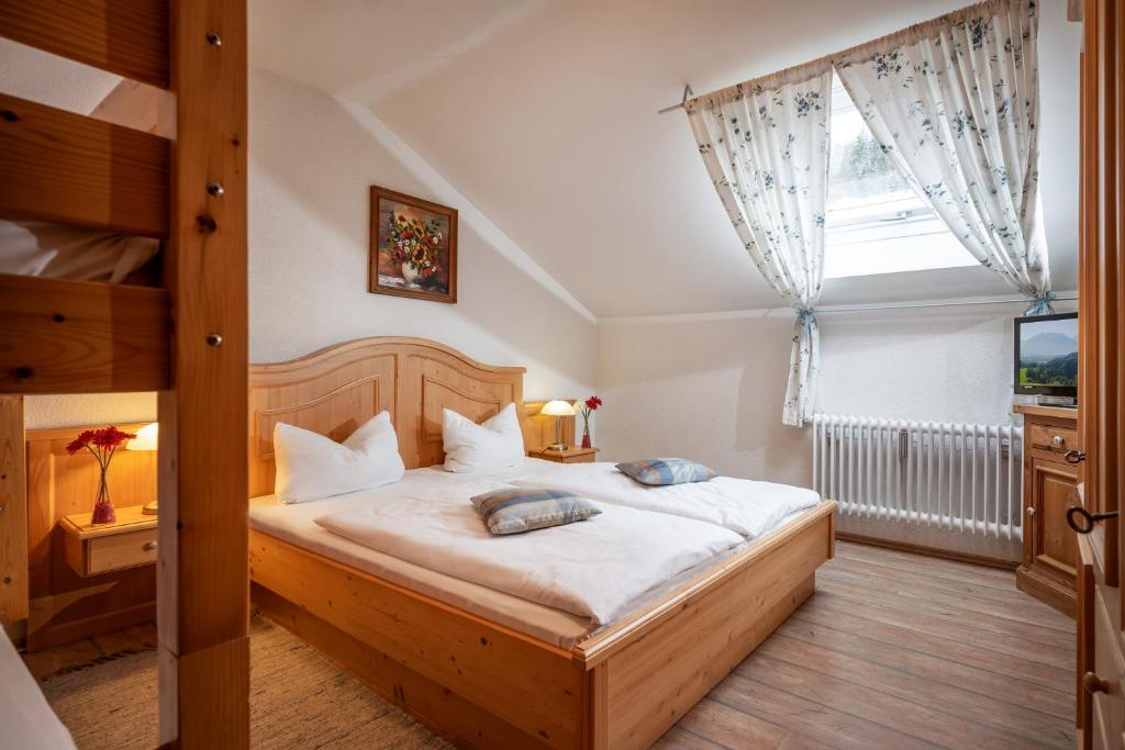 Postel nebo postele na pokoji v ubytování Ferienwohnanlage Oberaudorf zwei Zimmerappartement A7