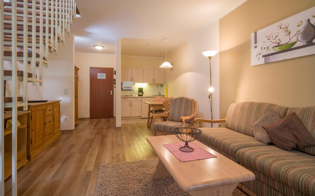 una sala de estar con un sofá y una mesa en Bergschlössl - Massionettwohnung 16, en Oberaudorf