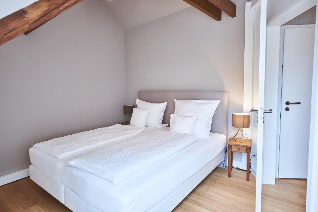 Postel nebo postele na pokoji v ubytování Gutshotel Baron Knyphausen