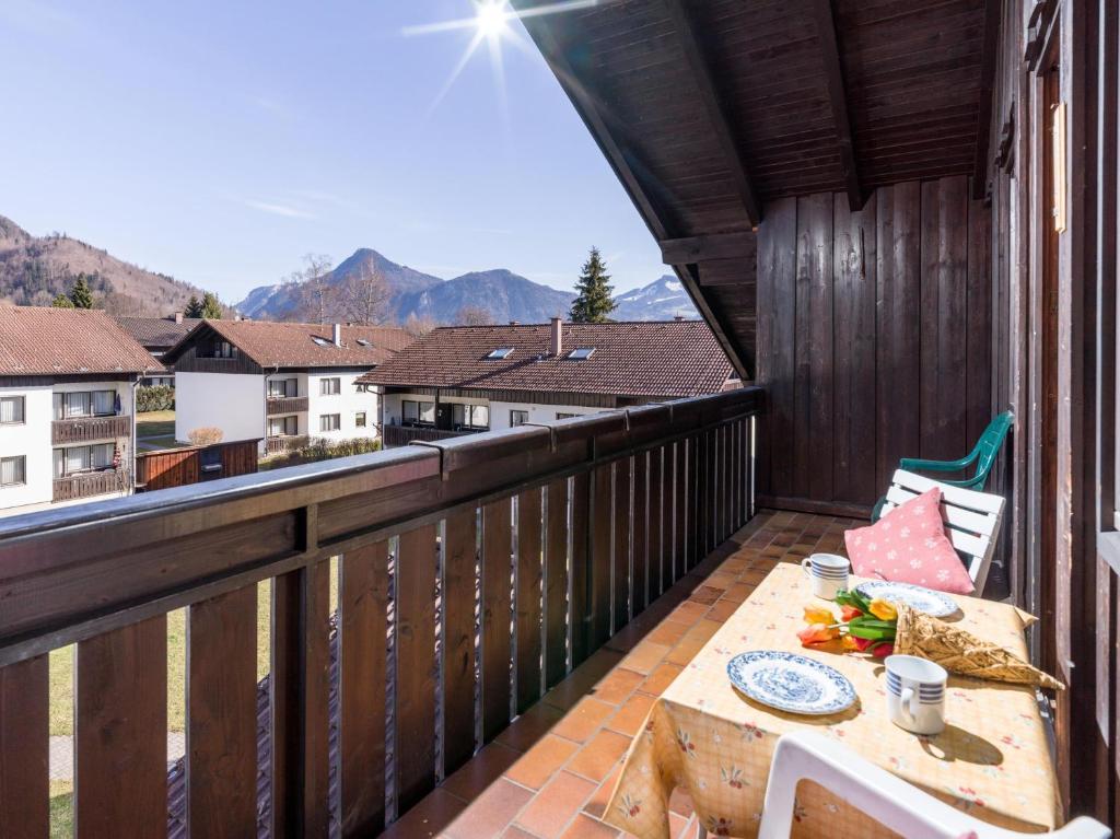 d'un balcon avec une table et une vue sur les montagnes. dans l'établissement Ferienwohnanlage Oberaudorf C7 mit Hallenbad und Sauna, à Oberaudorf