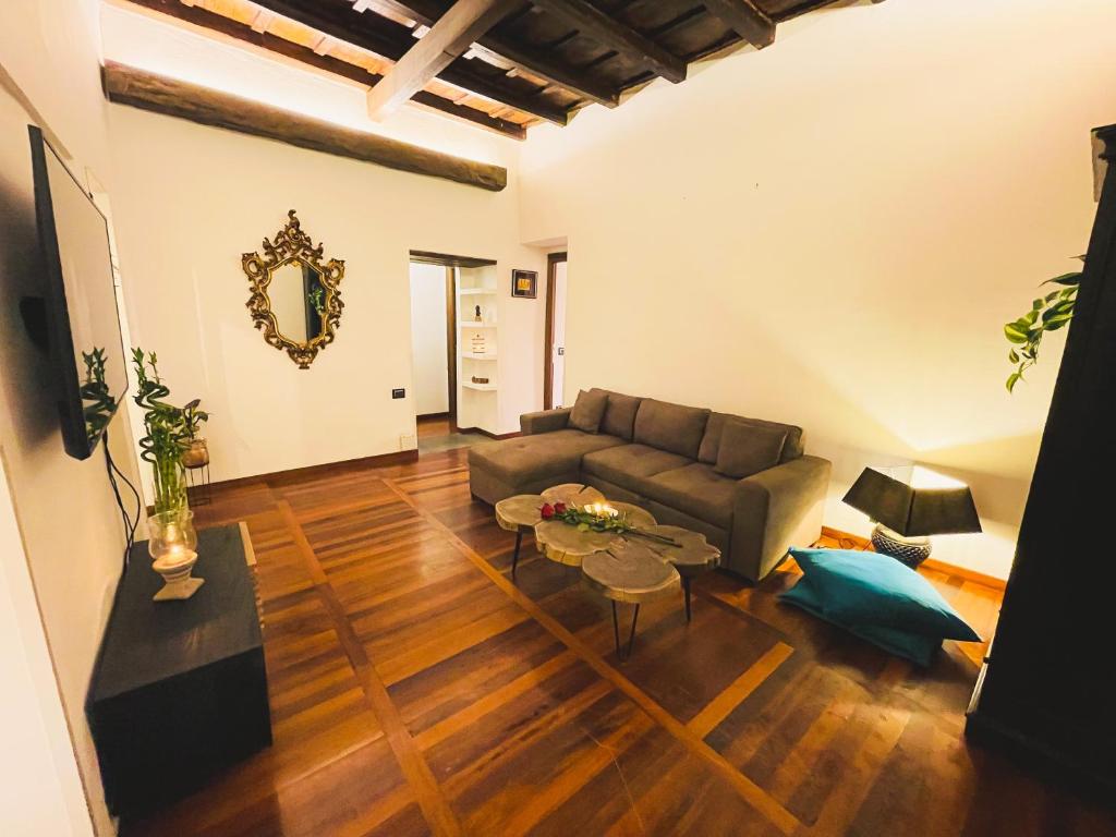 un soggiorno con divano e tavolo di Trevi Fountain Luxury Guest House a Roma