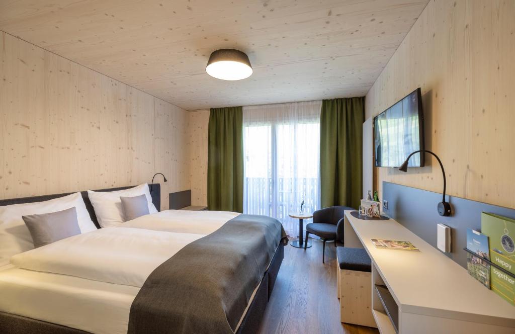 Postel nebo postele na pokoji v ubytování JUFA Hotel Savognin