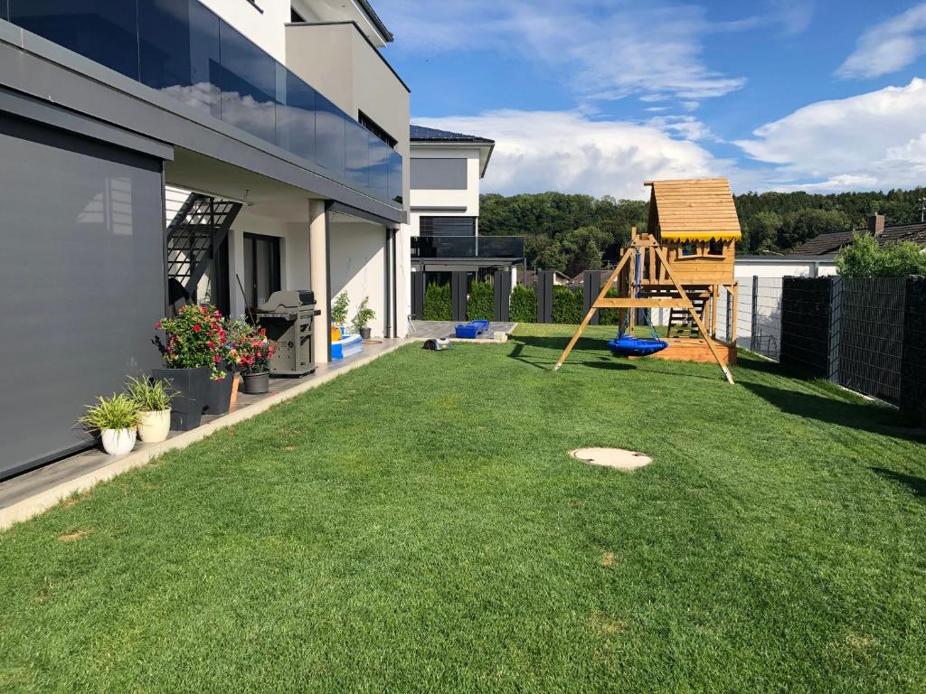 Ο χώρος παιχνιδιού για παιδιά στο Moderne Ferienwohnung mit Terrasse und Garten