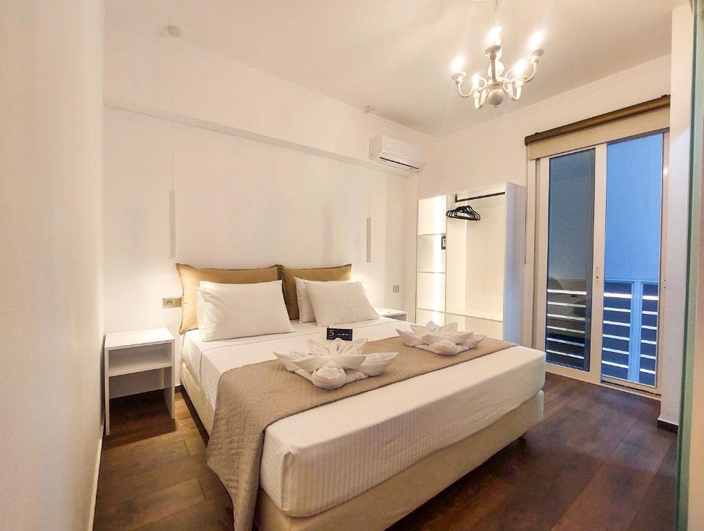 Postel nebo postele na pokoji v ubytování Polymnia Luxury Apartments Argostoli