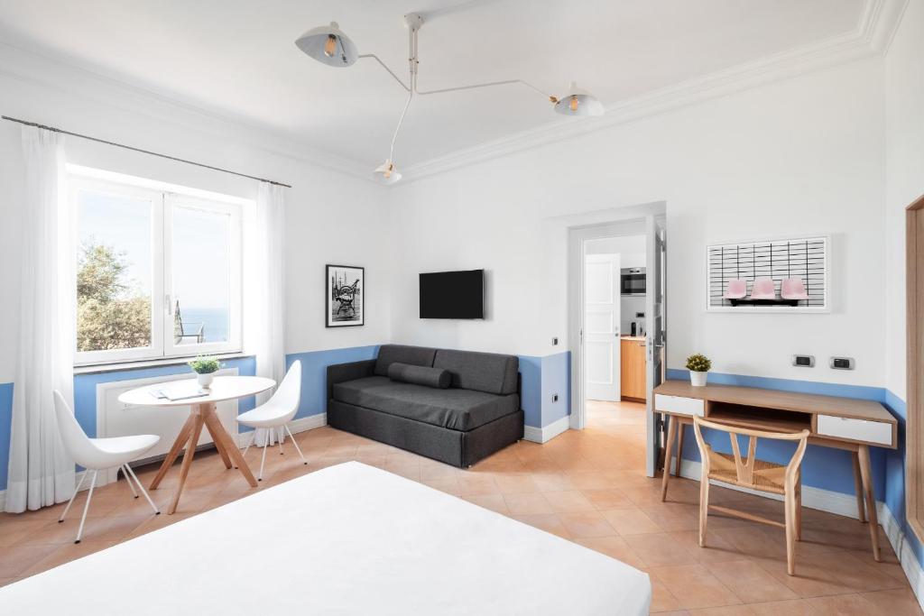 TV a/nebo společenská místnost v ubytování Sorrento & Else - Deluxe Apartments