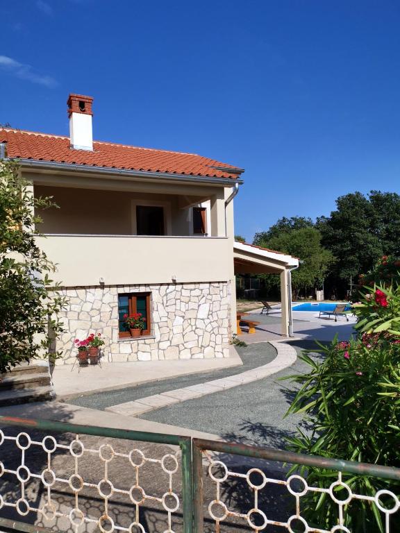 dom z płotem obok basenu w obiekcie Villa Mira Garica by El-Pi Tours w mieście Garica