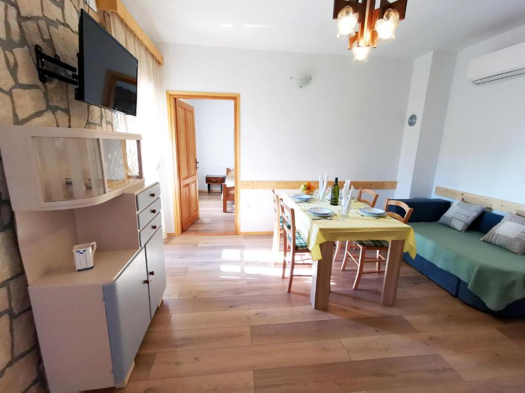 salon ze stołem i kanapą oraz jadalnią w obiekcie Villa Mira Garica by El-Pi Tours w mieście Garica