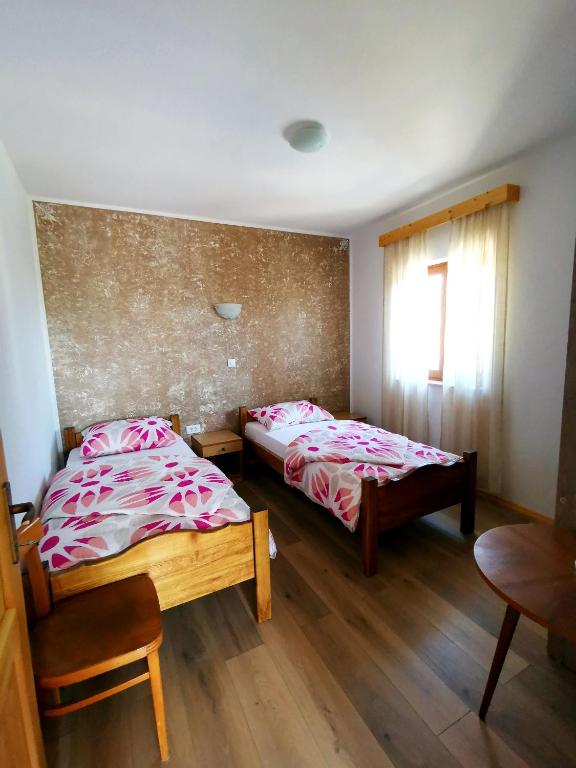 Łóżko lub łóżka w pokoju w obiekcie Villa Mira Garica by El-Pi Tours