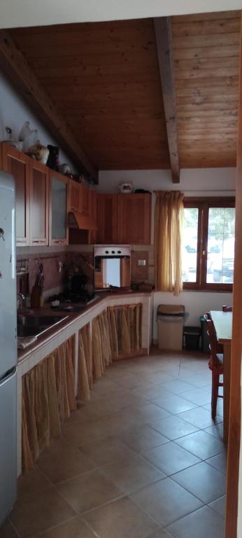 una cucina con mobili in legno e tavolo di Casa vacanze di Rossano a Carbonia
