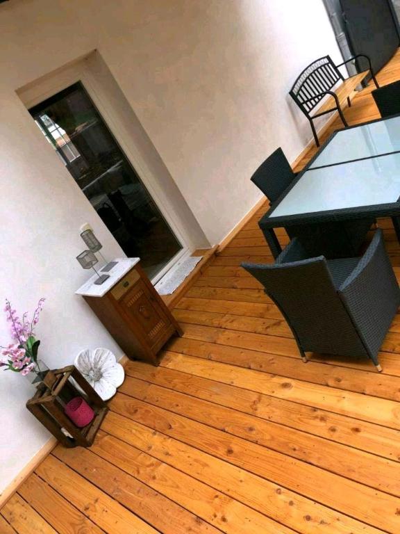 Pokój ze stołem i drewnianą podłogą w obiekcie Landhaus im Hunsrück w mieście Henau