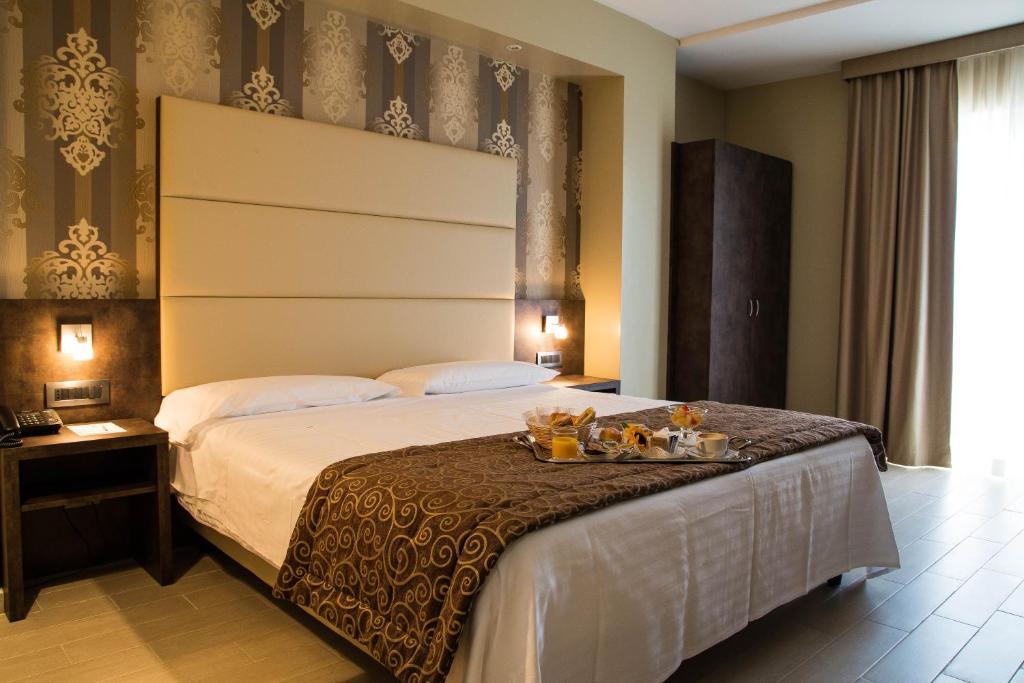 Ліжко або ліжка в номері Hotel Pineta Palace