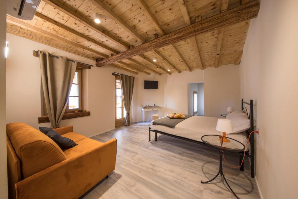 Corte Garibaldi - Double Room With Balcony (2 Adults + 1 Child)