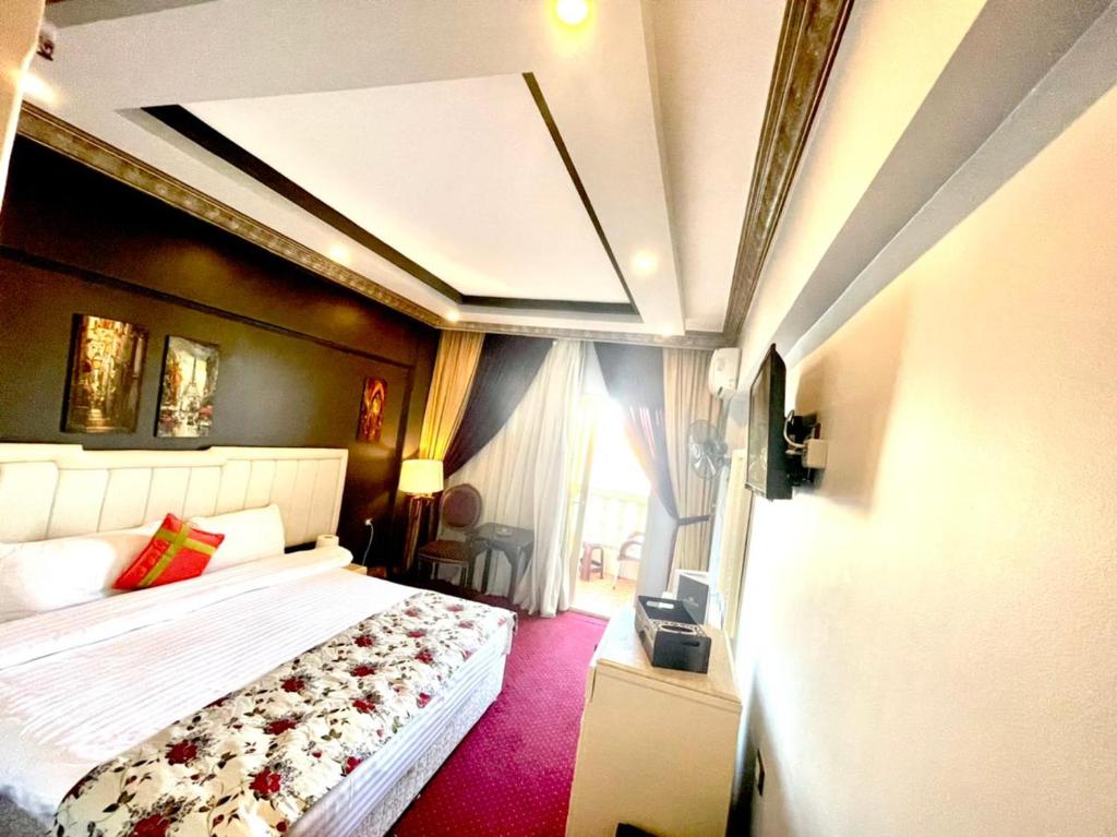 Postel nebo postele na pokoji v ubytování Omar Elkhaiam Hotel