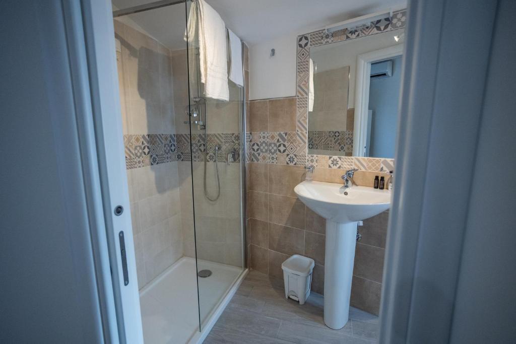 un bagno con doccia e lavandino di EXCLUSIVE ROOMS Al Vicoletto a Scalea
