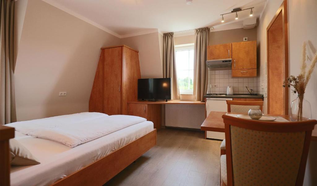 Kuchyň nebo kuchyňský kout v ubytování Hofgut Langenborn Wohnen auf Zeit möblierte Apartments Aschaffenburg Alzenau Frankfurt