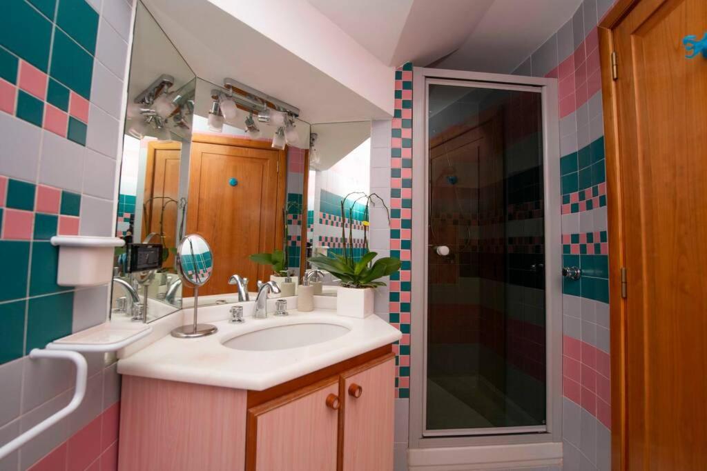 łazienka z umywalką i prysznicem w obiekcie Casa Margherita,Positano w mieście Positano