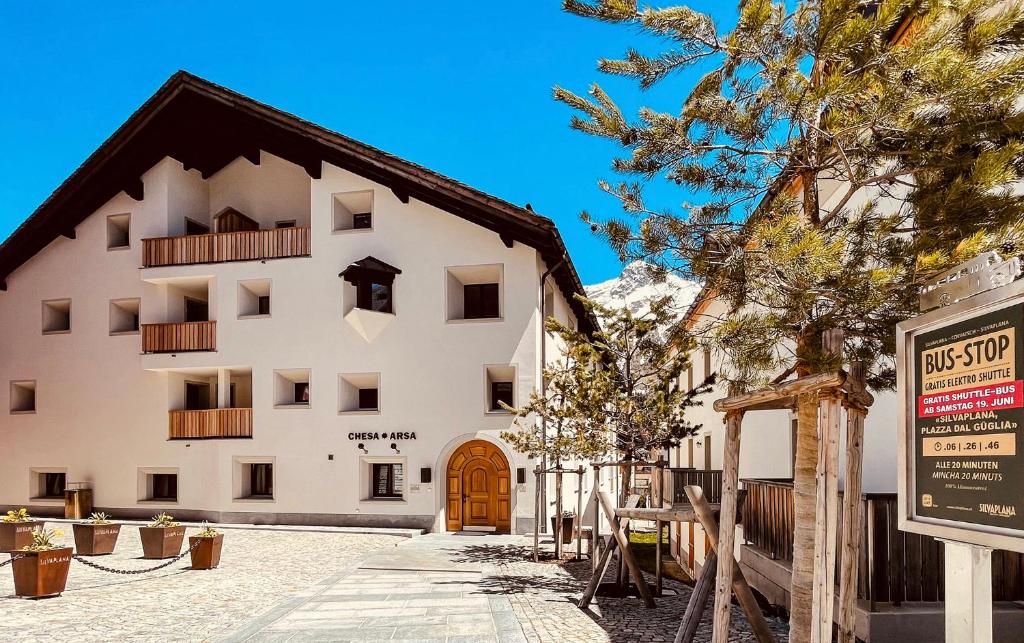 un bâtiment avec un panneau devant lui dans l'établissement Arsa Lodge Silvaplana, à Silvaplana