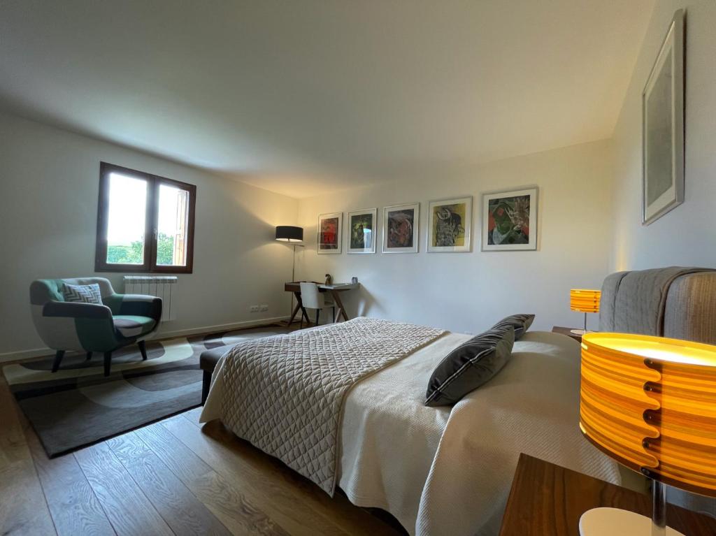 Postel nebo postele na pokoji v ubytování Suites & Balnéo chez l'habitant - Vue panoramique sur le Vercors