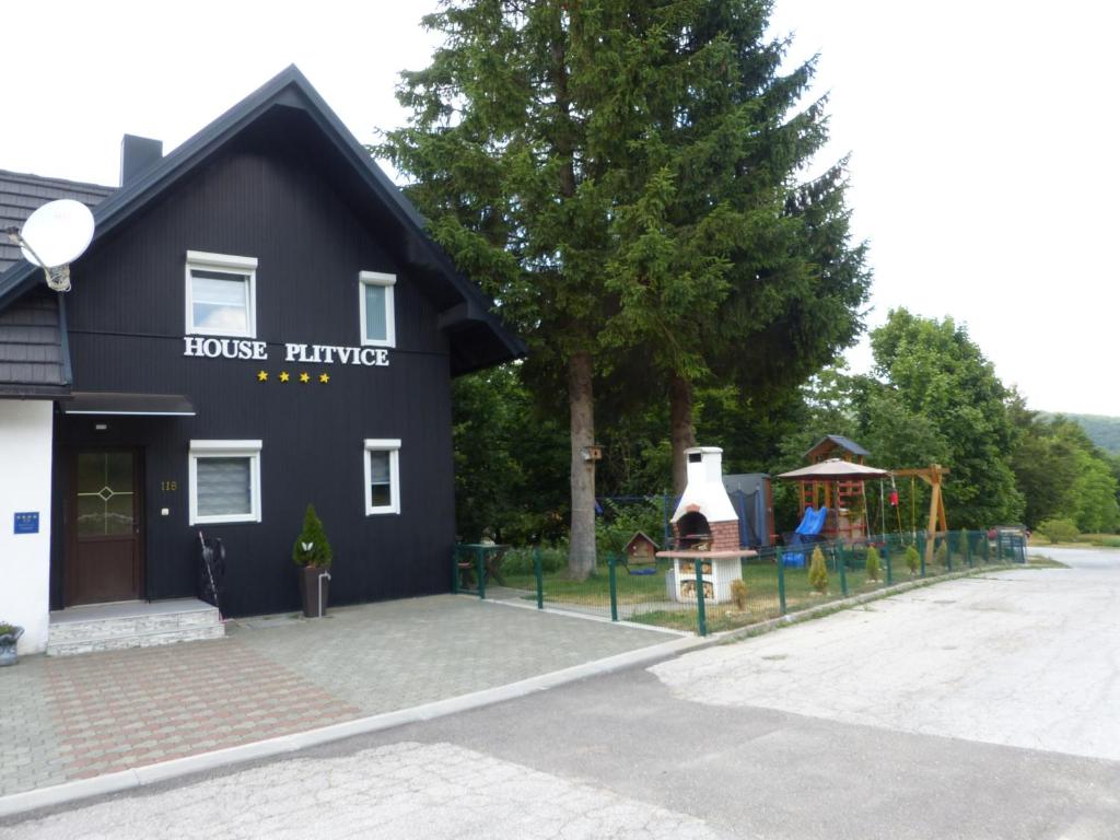 Budova, v ktorej sa dovolenkový dom nachádza