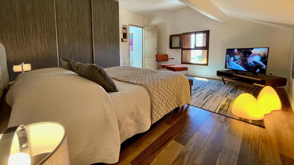 Postel nebo postele na pokoji v ubytování Suites & Balnéo chez l'habitant - Vue panoramique sur le Vercors