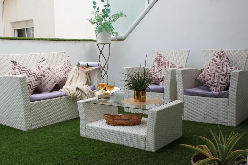 patio con 2 sedie e tavolo in erba di CAPITAN 2 CENTRO FUENGIROLA a Fuengirola