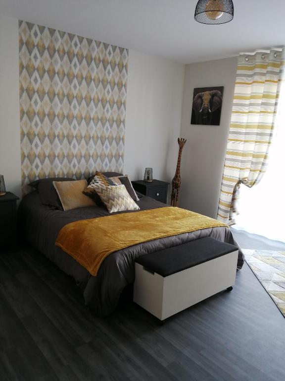 une chambre avec un grand lit avec une couverture marron dans l'établissement DAL PAN BAZZO Sandrine, à Berson