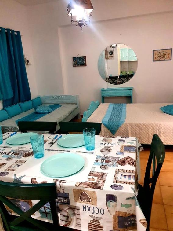 una stanza con un tavolo con piatti di Yacht Front Studio - Back Yard - No 7 a Ios Chora