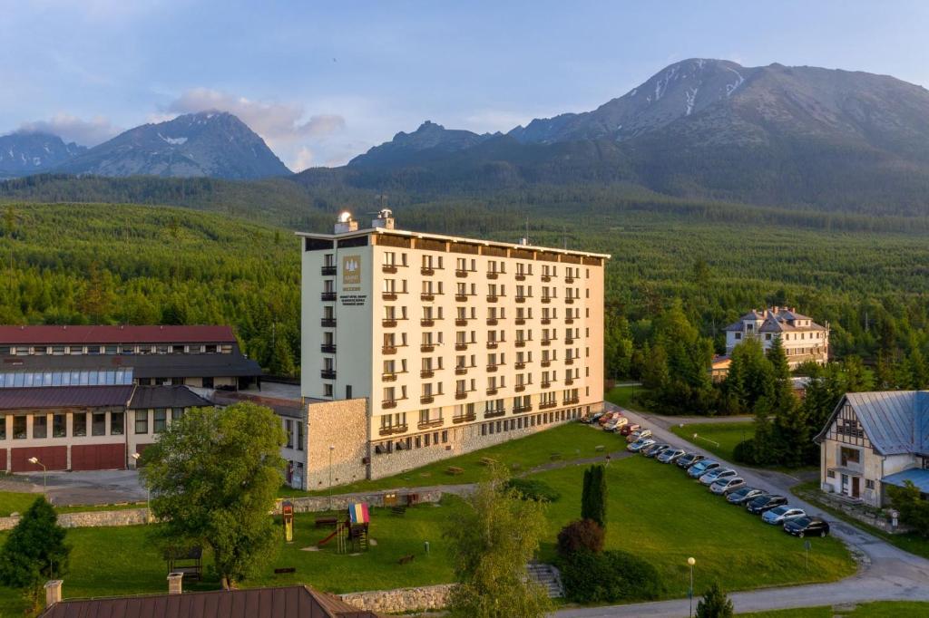 una vista aerea di un hotel con montagne sullo sfondo di Hotel Granit Tatranske Zruby a Vysoke Tatry - Tatranske Matliare