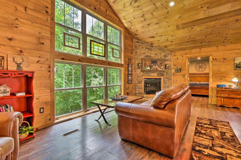 Galeriebild der Unterkunft Butler Cabin on 19 Acres with Hot Tub and Fire Pit! in Butler