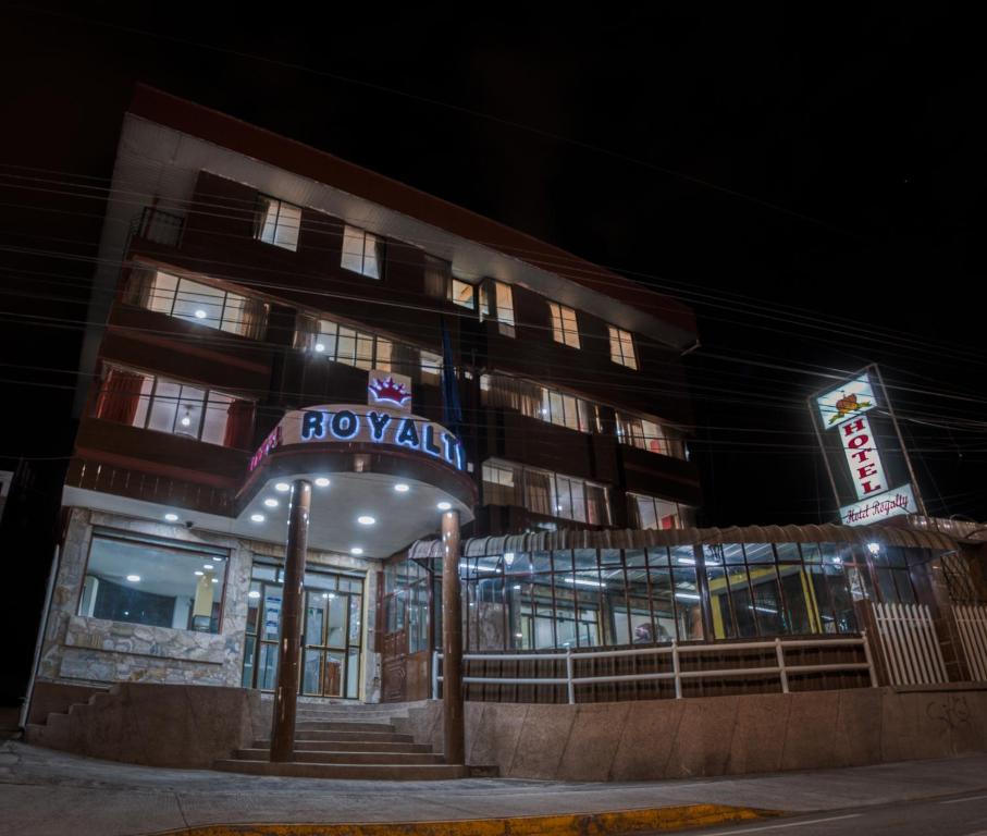 a building with a sign that reads royale at Hotel Royalty in Riobamba