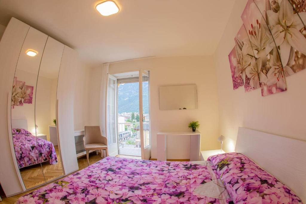 1 dormitorio con cama morada y espejo en Lorenzo's Apartament en Aosta