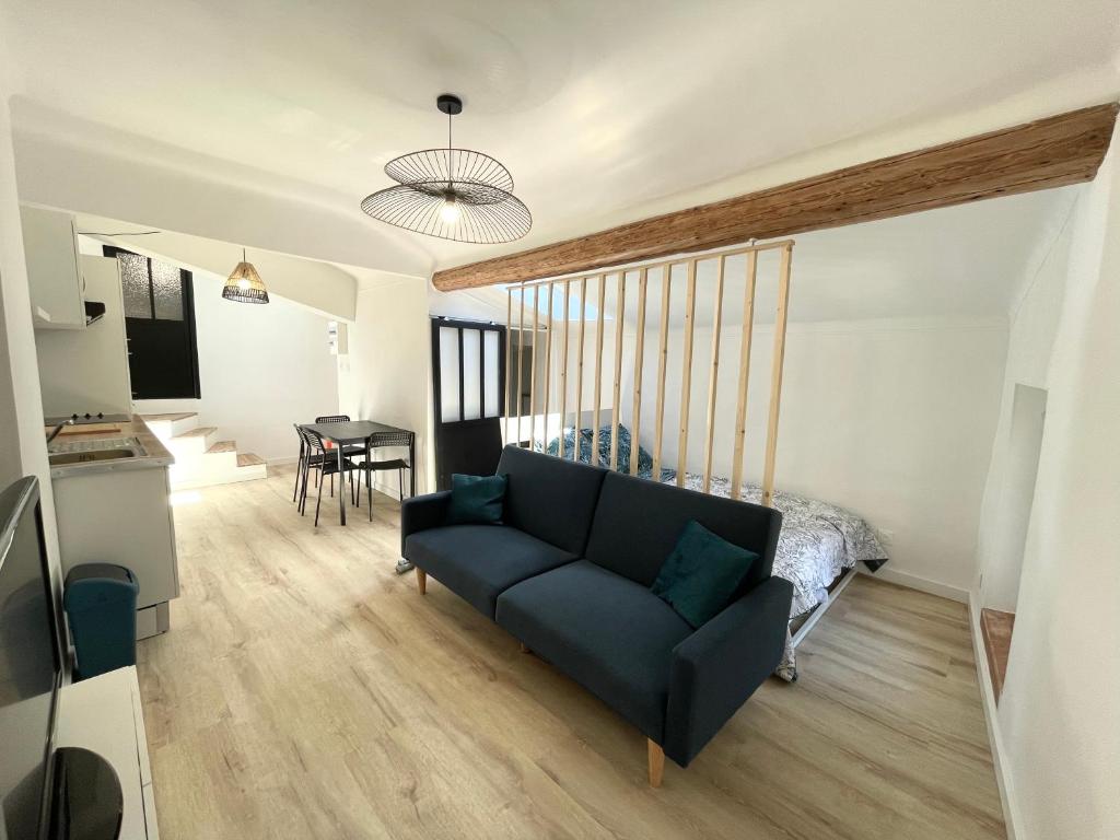 un salon avec un canapé et une salle à manger dans l'établissement Studio moderne au cœur de Hyeres, à Hyères