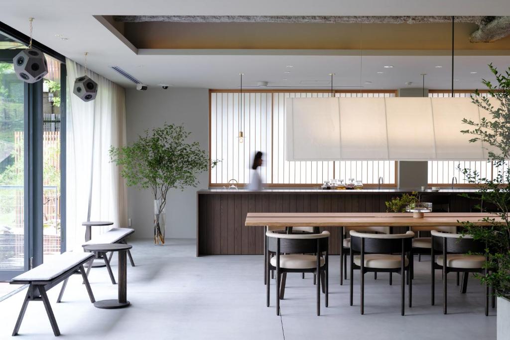 cocina y comedor con mesa y sillas en MIROKU NARA by THE SHARE HOTELS, en Nara