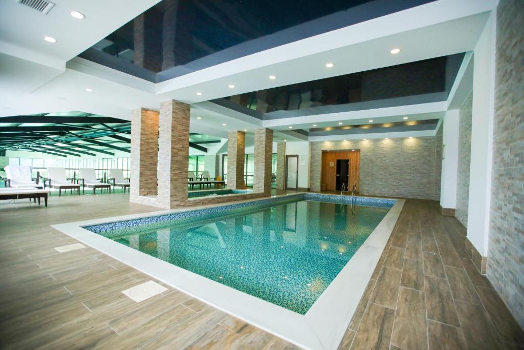 Piscina di Crystal Hotel & SPA o nelle vicinanze