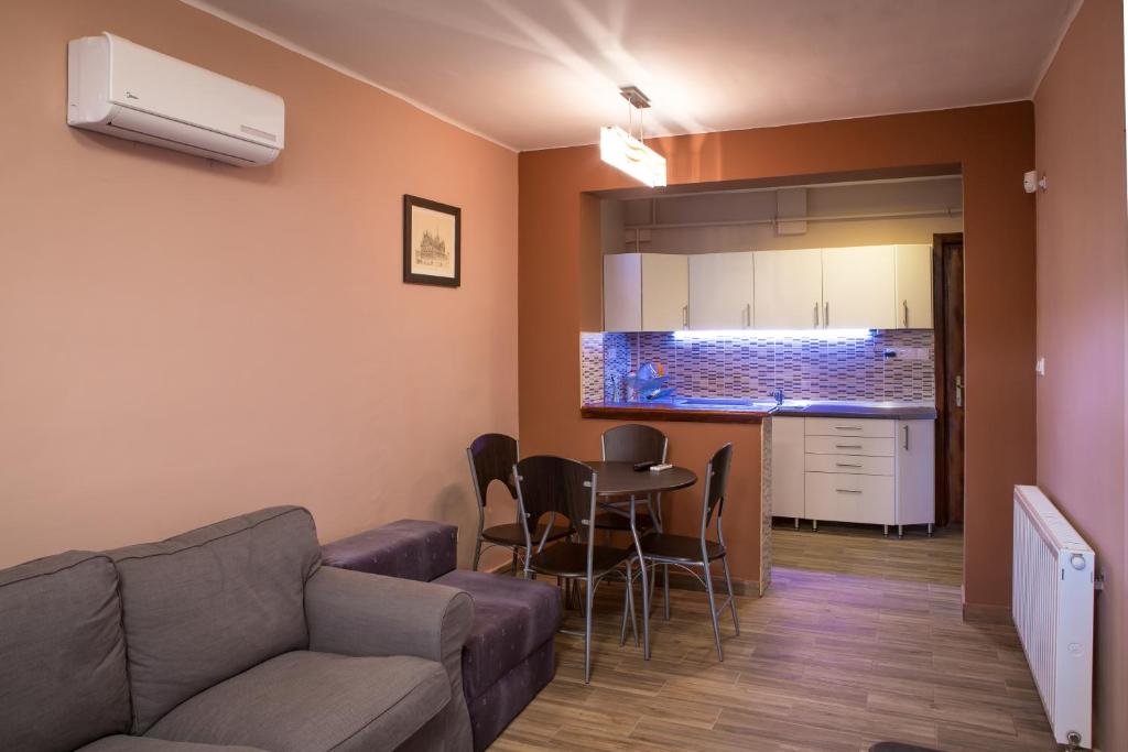 Televízia a/alebo spoločenská miestnosť v ubytovaní Négy évszak apartmanház