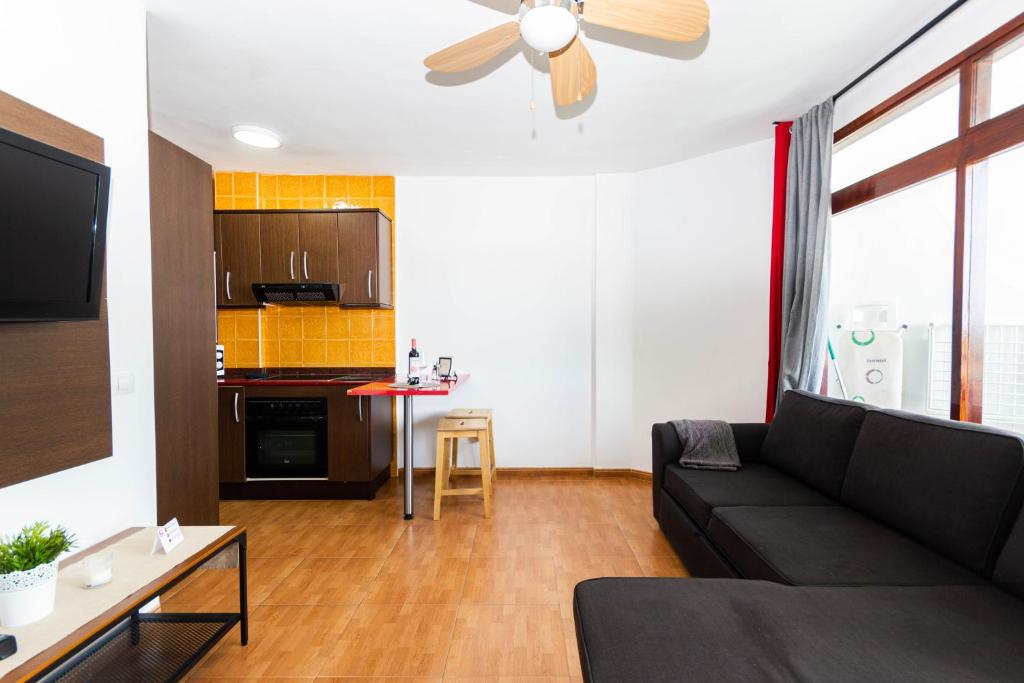 Televízia a/alebo spoločenská miestnosť v ubytovaní Taidia Friendly Holiday Home