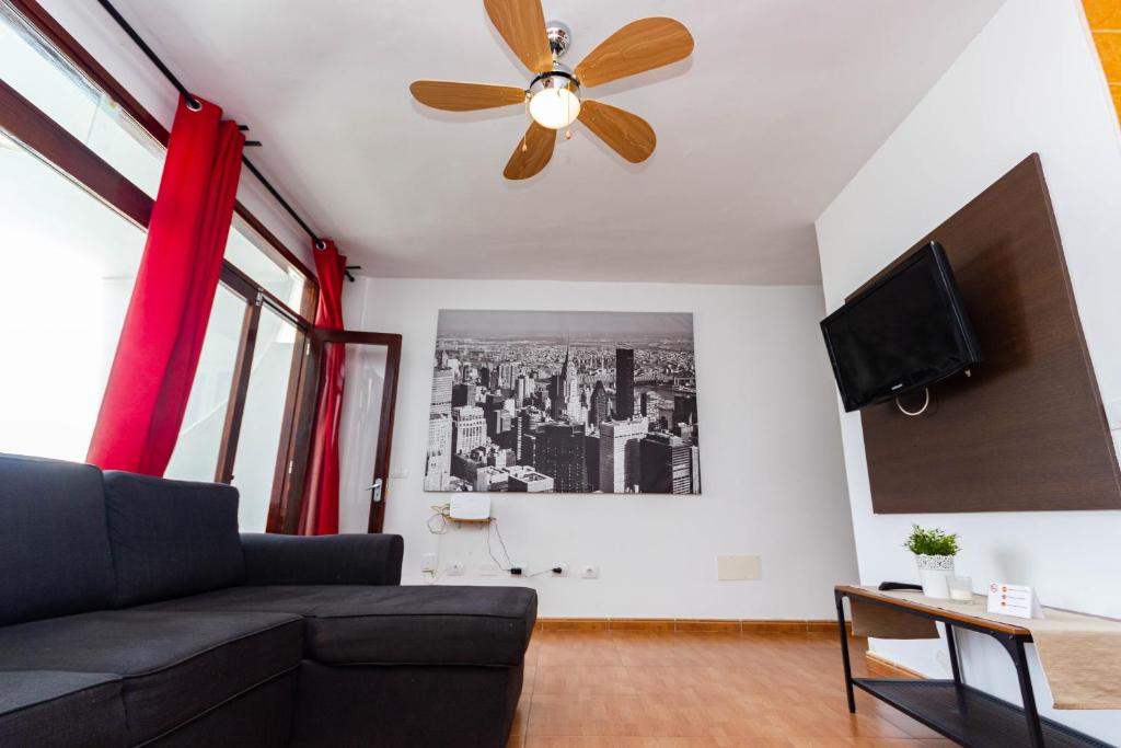 Televízia a/alebo spoločenská miestnosť v ubytovaní Taidia Friendly Holiday Home