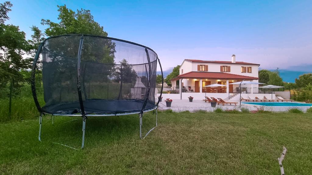Basen w obiekcie Kuća Roža - Dolinci lub w pobliżu